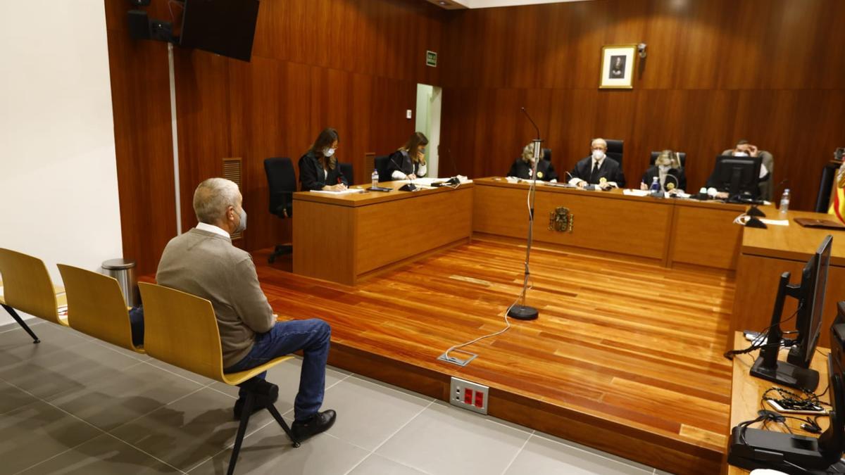 El acusado, esta mañana, sentado en la sala de vistas antes del aplazamiento del juicio.