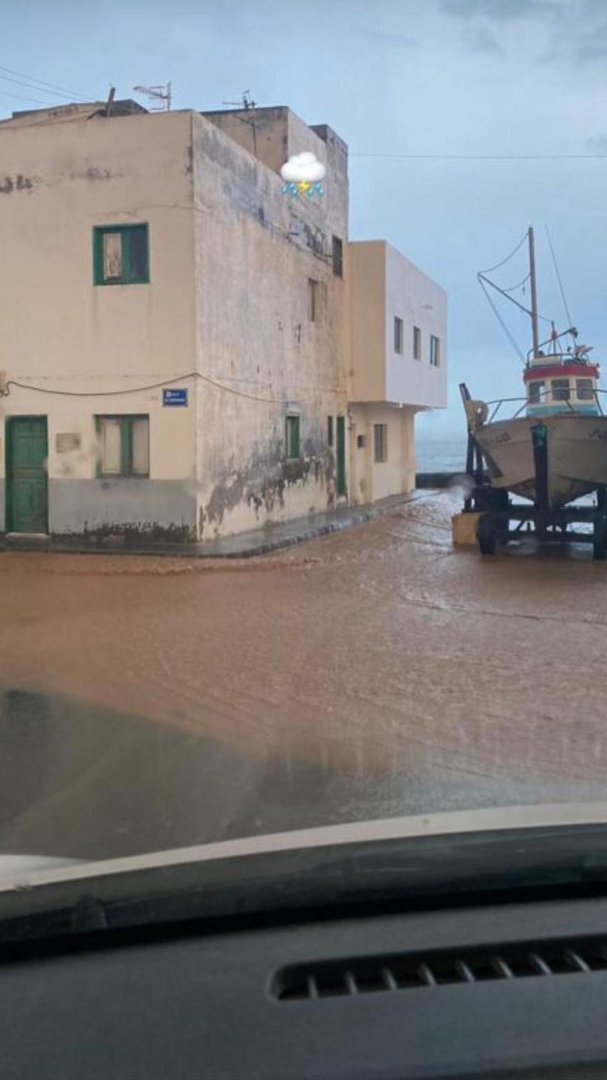 Calle anegada por la lluvia en La Santa, en Tinajo