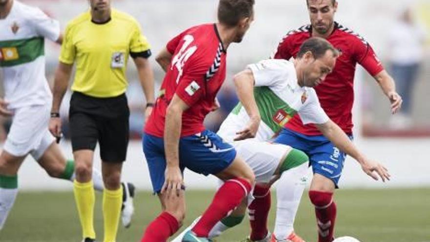 Nino intenta irse de dos jugadores del Atlético Saguntino, durante el partido del pasado sábado.