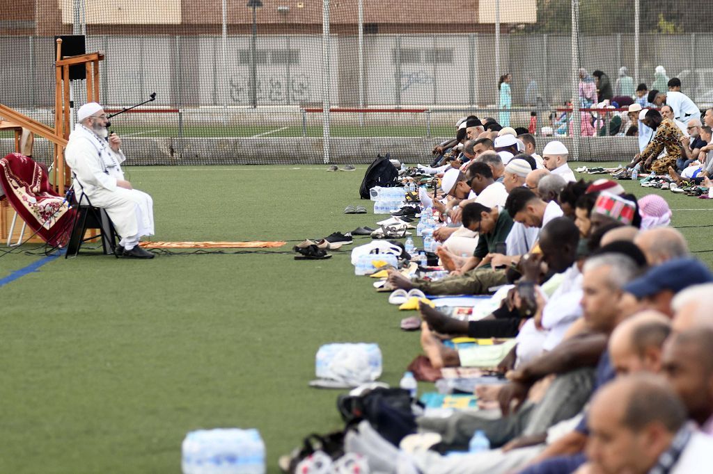 Musulmanes de Murcia rezan en el polideportivo de Santiago el Mayor