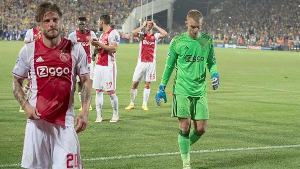 Cillessen se marcha abatido tras caer eliminado con el Ajax.