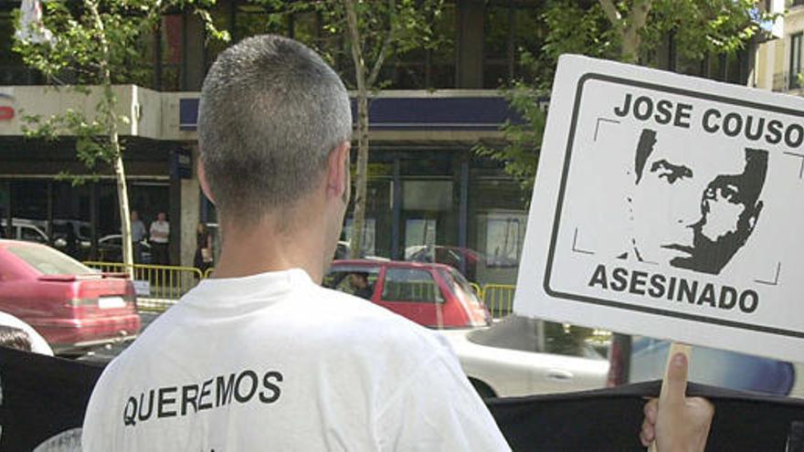 Un manifestante, ante Génova, tras la muerte de Couso en 2003.