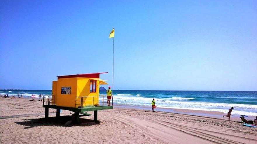 Cinco playas de la Región de Murcia izan la banderas amarilla