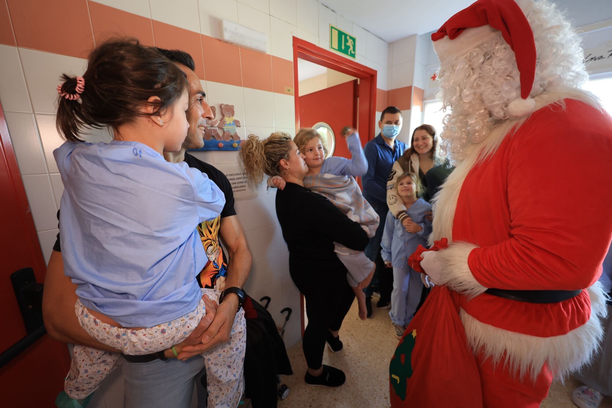 Mediterráneo y Todojuguete reparten ilusión entre los niños hospitalizados