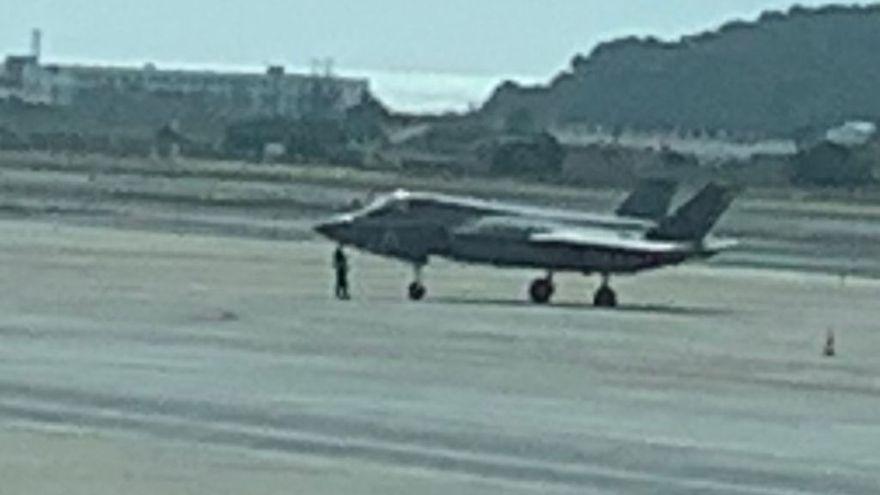Un caza F35 aterriza de emergencia en el aeropuerto de Ibiza