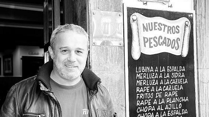 Iván Armesto, a la puerta de El Centenario, en Gijón.