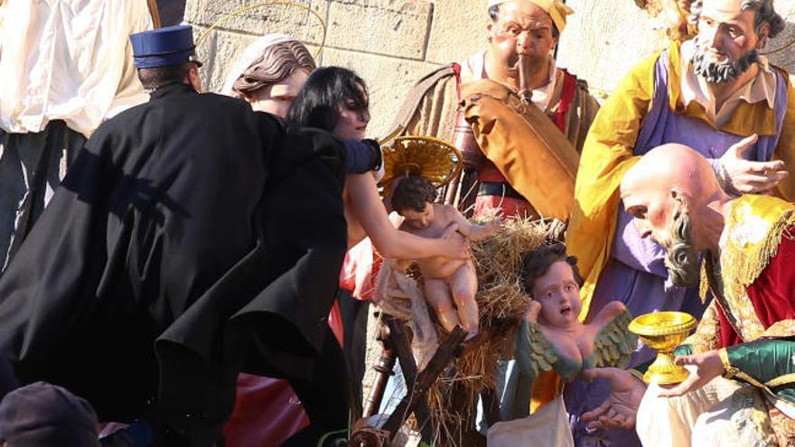 Una activista de Femen trata de robar el niño Jesús del belén del Vaticano