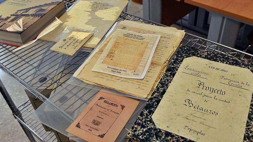 Documentos históricos del archivo, entre ellos una misiva de Juana de Vega.