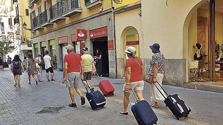 TÃ©cnicos de la conselleria de Turismo inspeccionan todo tipo de alojamientos vacacionales en Palma.
