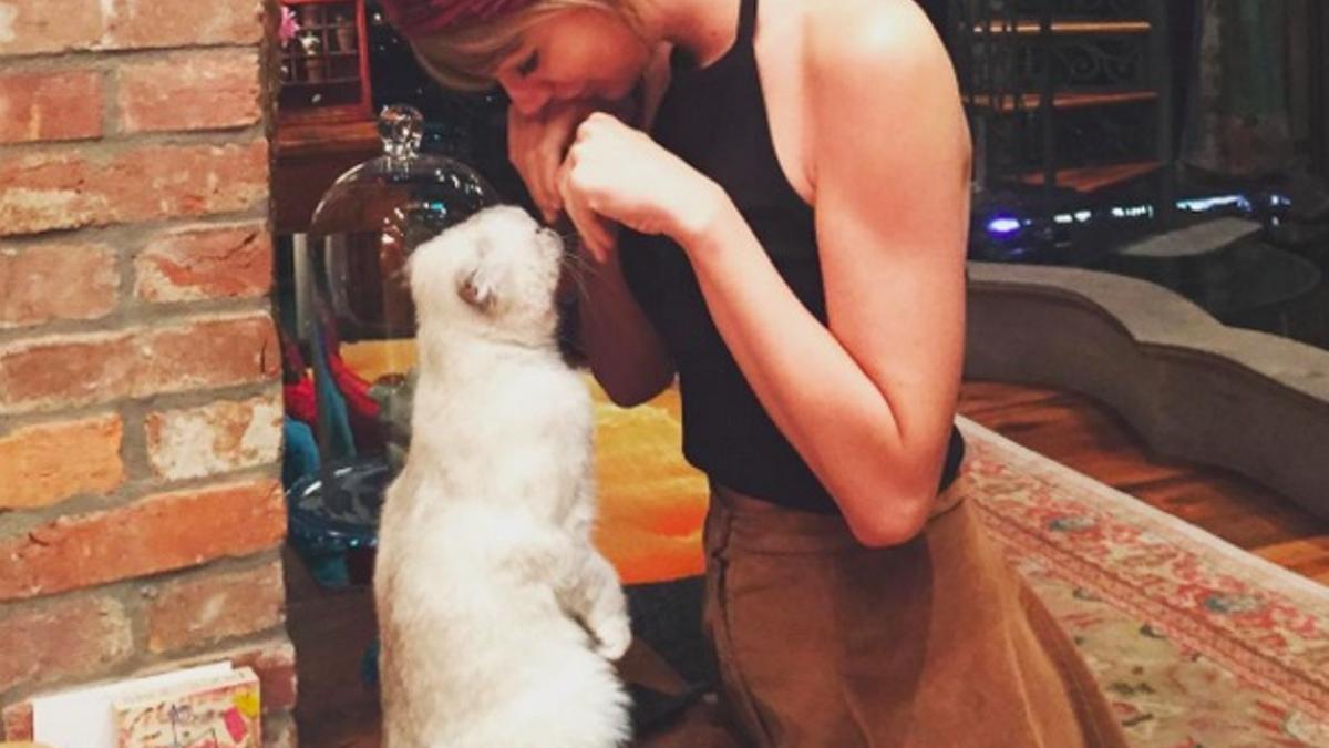 7. Taylor Swift jugando con su gato