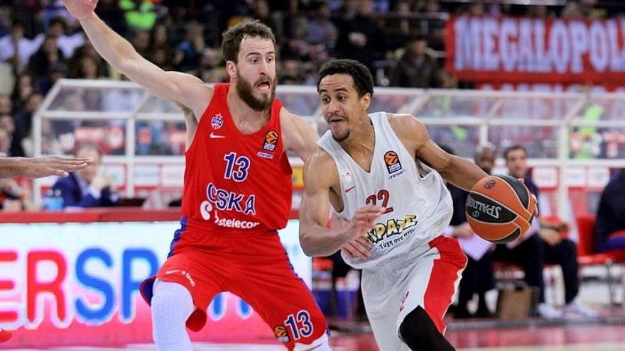 Brian Roberts, penetrando a canasta con la camiseta del Olympiacos, ante el CSKA del español Sergio Rodríguez, con quien sale en la imagen.