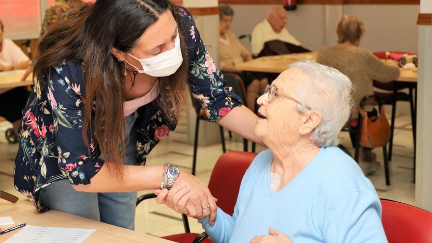 La consejera de Inclusión Social, Juventud, Familias e Igualdad, Loles López, con una persona mayor en una foto de archivo.