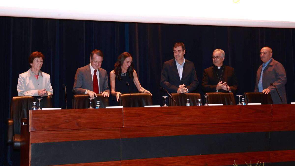 La directora de colegio María Inmaculada Carmelitas- Vedruna, Patricia de Dios, flanqueada ayer por el alcalde y el conselleiro de Educación, entre otros, en el acto en la sede Afundación.