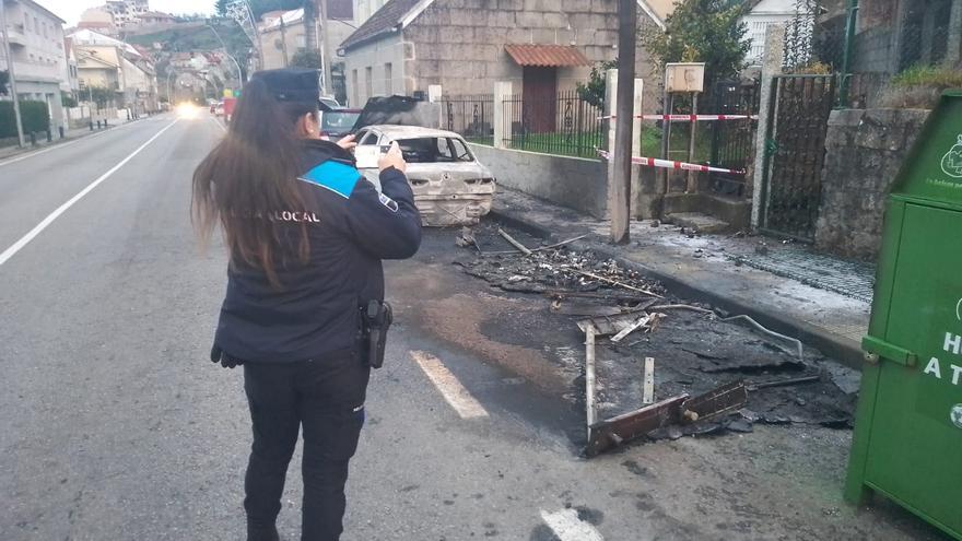 Investigan una noche de vandalismo en Combarro con mobiliario urbano quemado y un vehículo calcinado