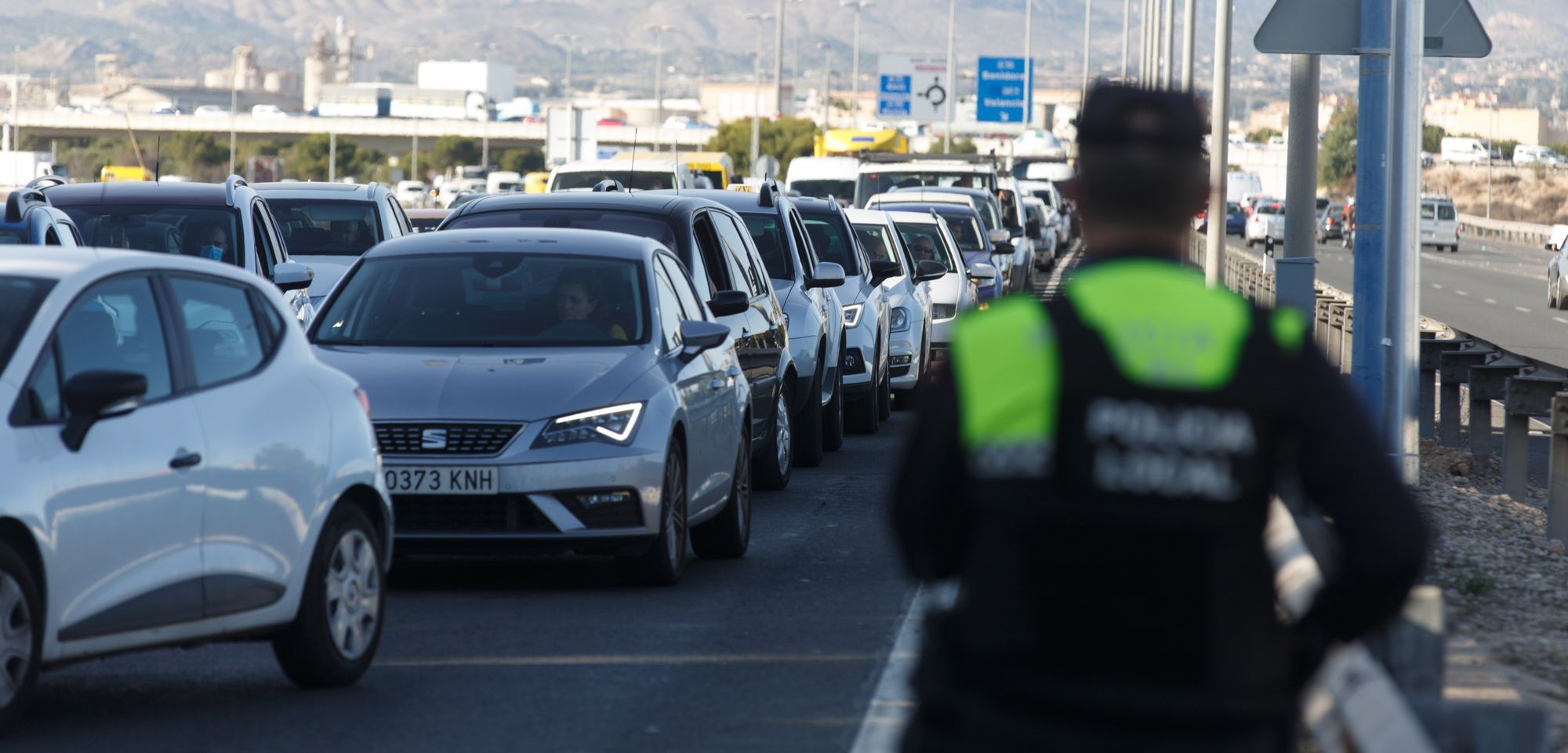 Los controles policiales provocan colas kilométricas en el acceso a Alicante