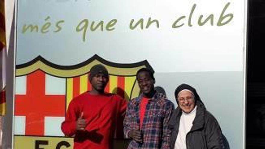 Caram amb els quatre joves davant l&#039;escut al Barça, al Camp Nou