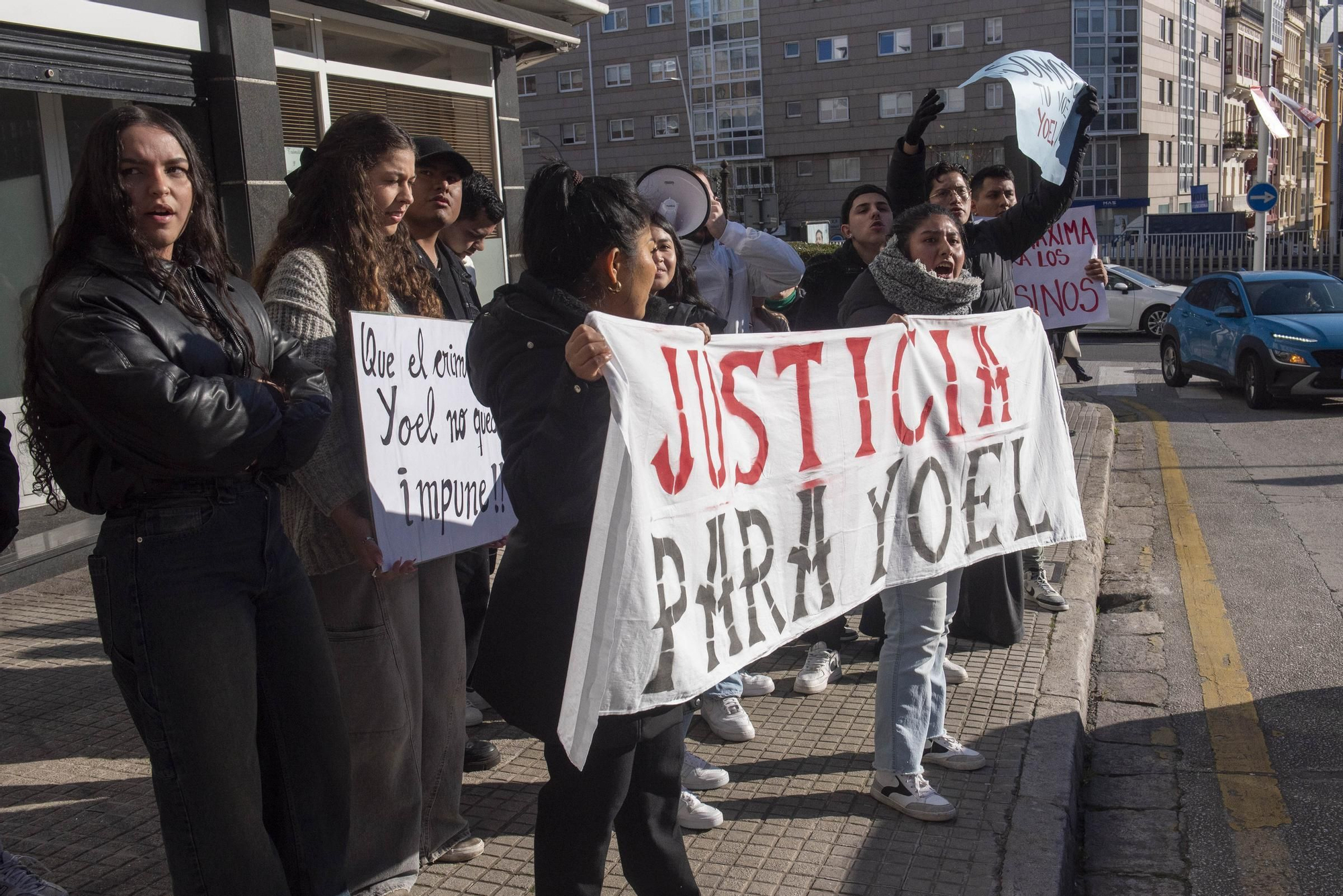 Concentración delante de los juzgados por la muerte de Yoel Quispe