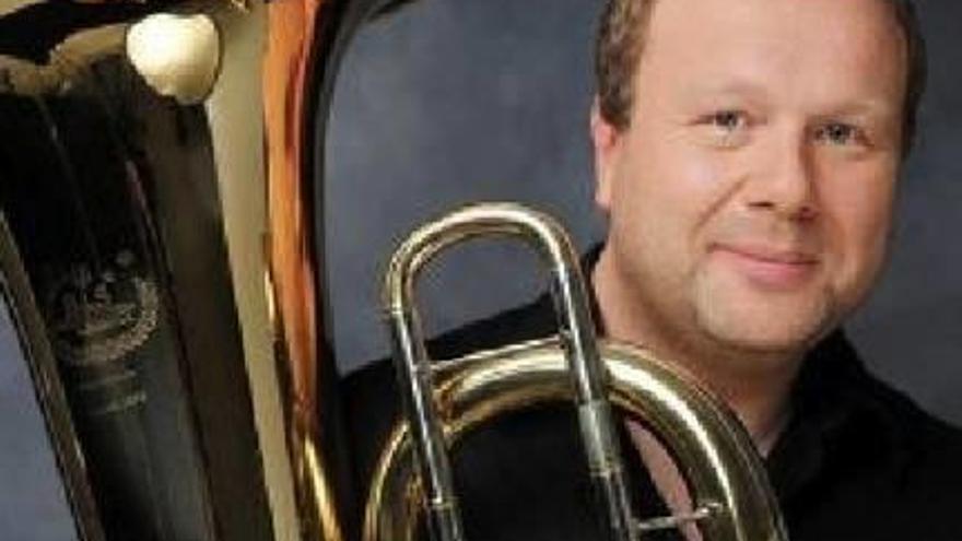El solista Markus Hötzel ofrece una «master class» de tuba en Algímia