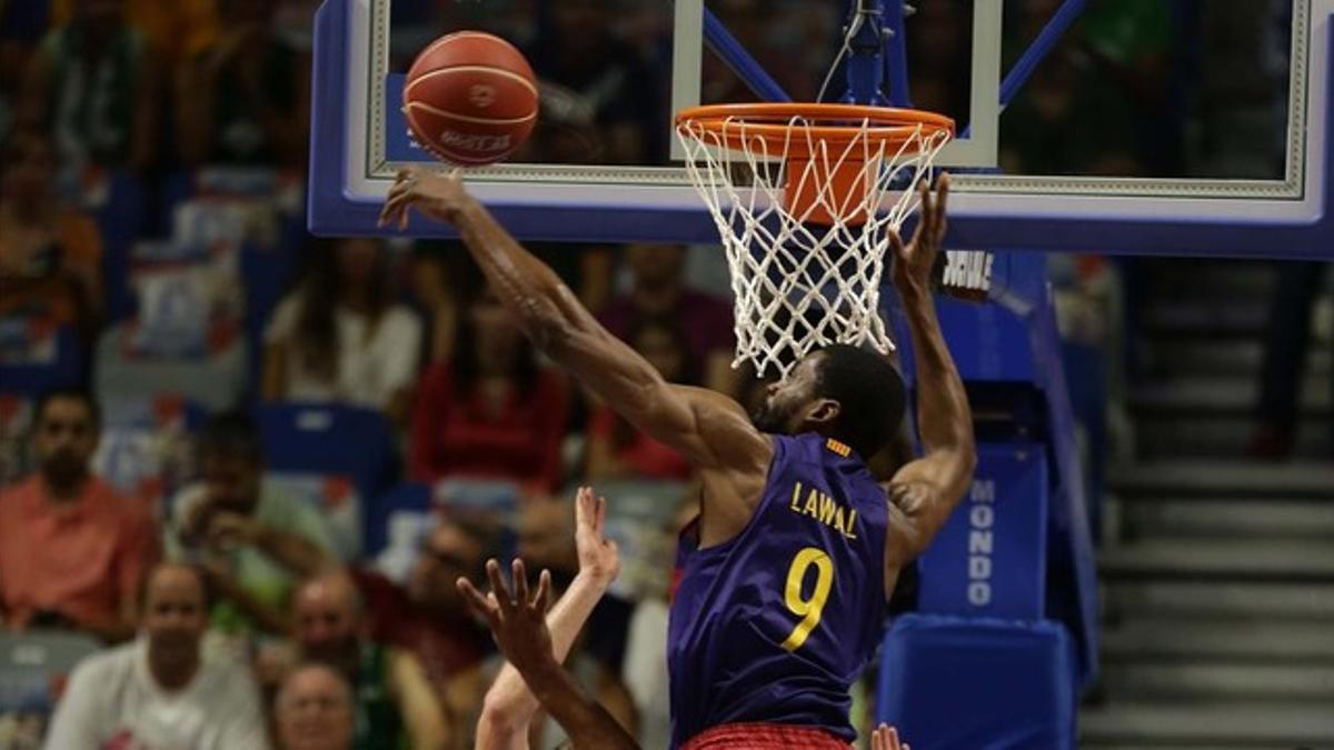 Lawal tapona a Savané en el Martín Carpena de Málaga.