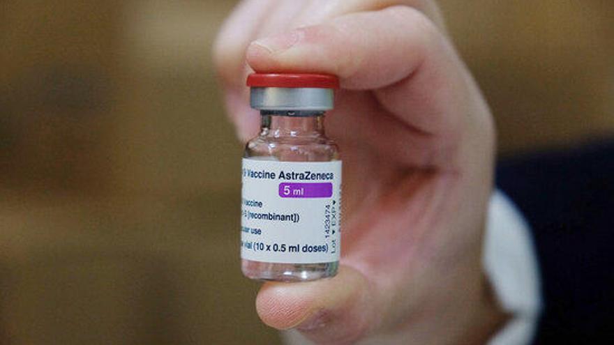 Sanitat paralitza la vacunació amb AstraZeneca dels menors de 60 anys