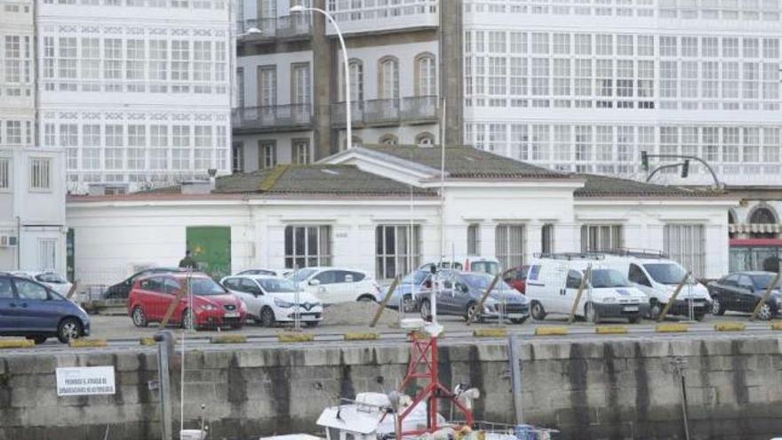 Edificio de Sanidad Exterior, rodeado por las vallas de las obras del túnel de la Marina. / carlos pardellas