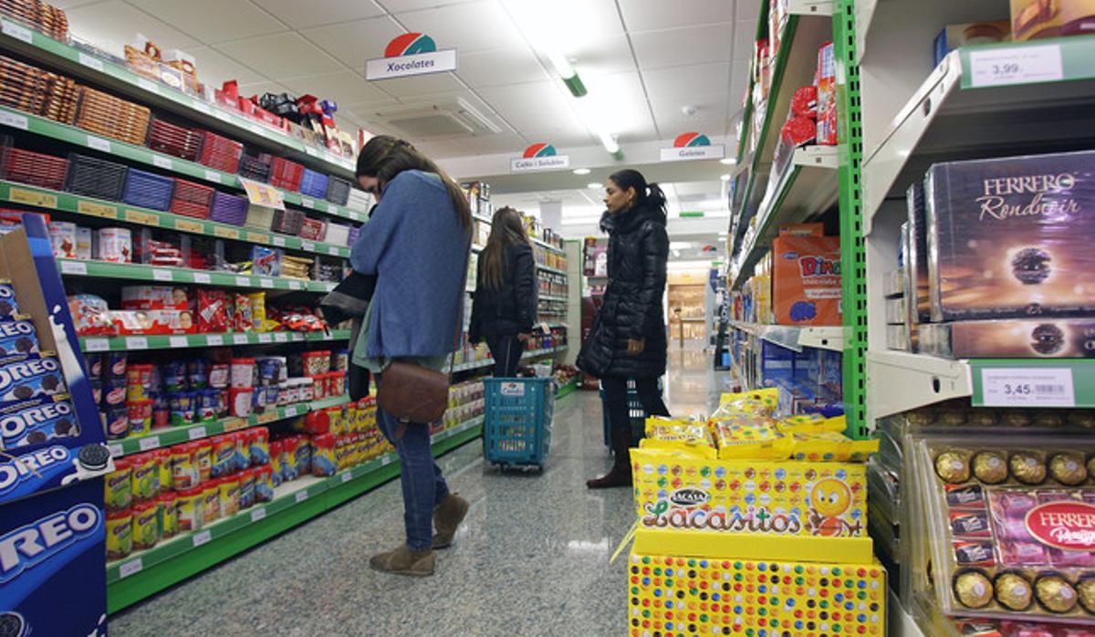 Consumidores en un supermercat Condis de Barcelona.