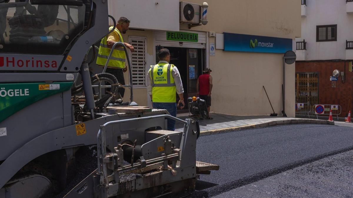 Reasfaltado de una calle en el barrio de El Lomo, en Arrecife