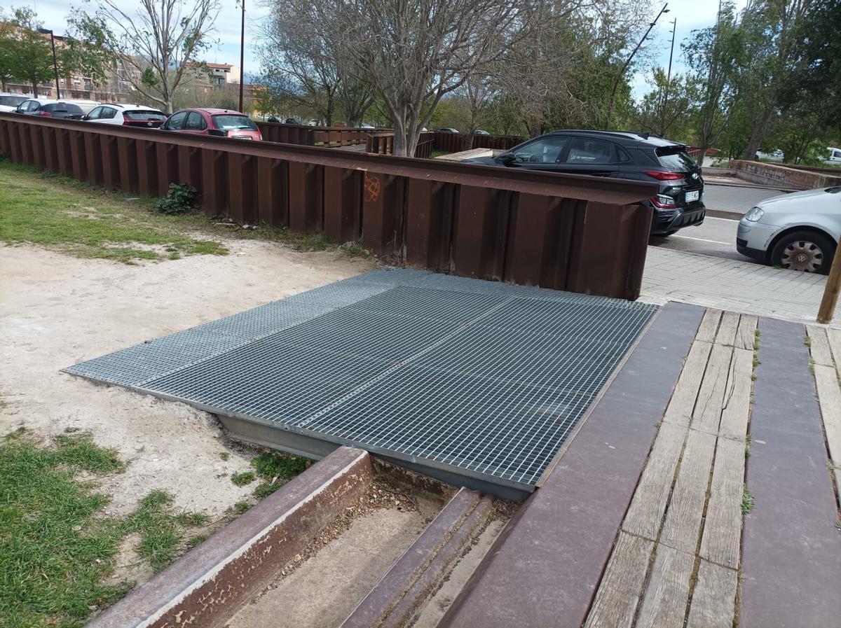 La nova rampa per a vianants instal·lada setmanes enrere en el Parc