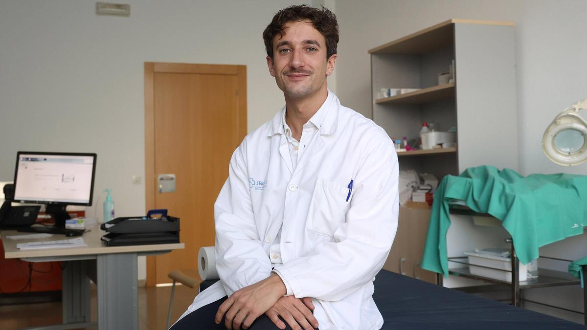 Álvaro Alegre Sacristán, en el centro de salud Virxe Peregrina.