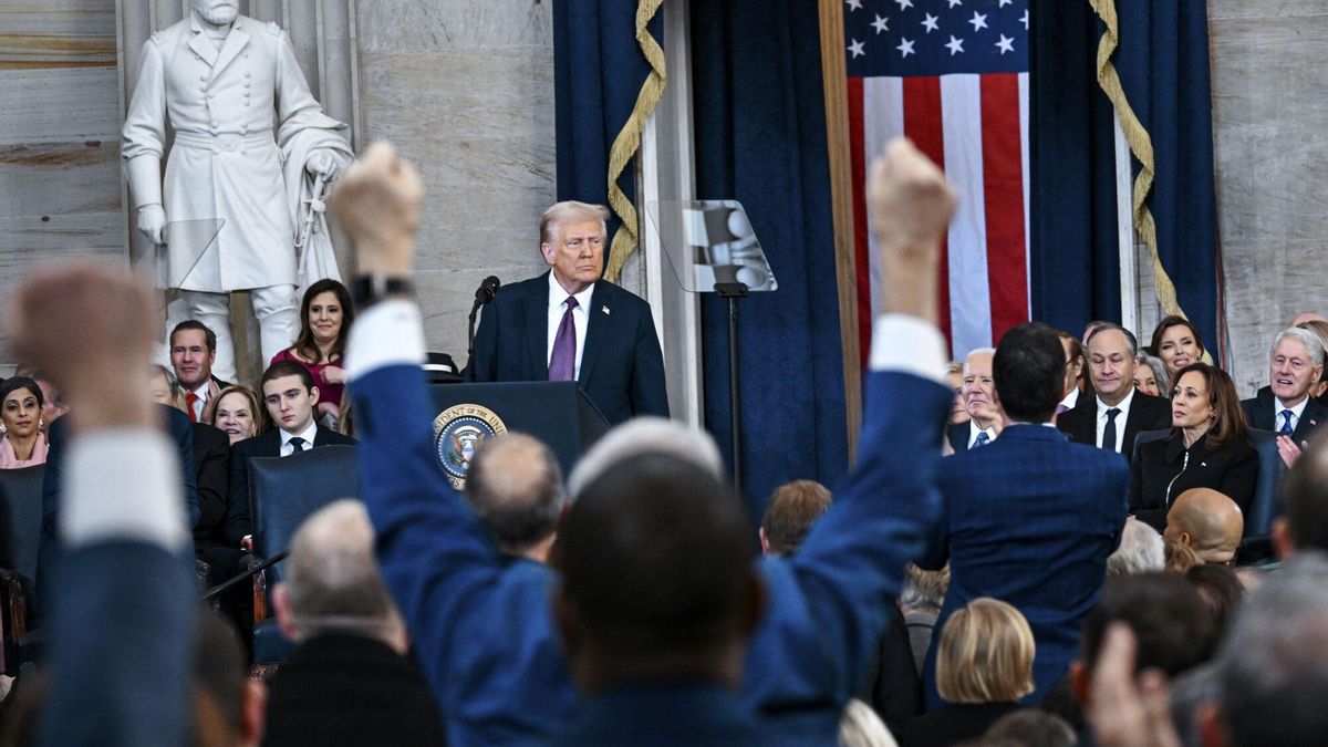 Los asistentes aplauden mientras Donald Trump habla después de jurar el cargo como presidente de EEUU.