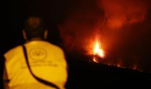 Un hombre observa la actividad del volcán de La Palma este domingo, cuando se cumplen tres semanas de la erupción. En vídeo, el proceso de monitorización de la erupción. EFE / Atlas