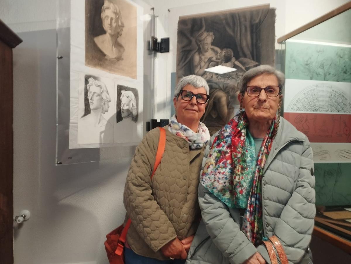 Marisa Rivas y la nieta de Santiso, María del Carmen Martínez, posan con parte de los fondos que donaron al Museo.
