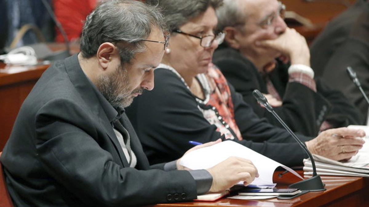 El diputado electo de la CUP Antonio Baños atiende, este viernes, la comparecencia de Artur Mas en la Diputación Permanente del Parlament.