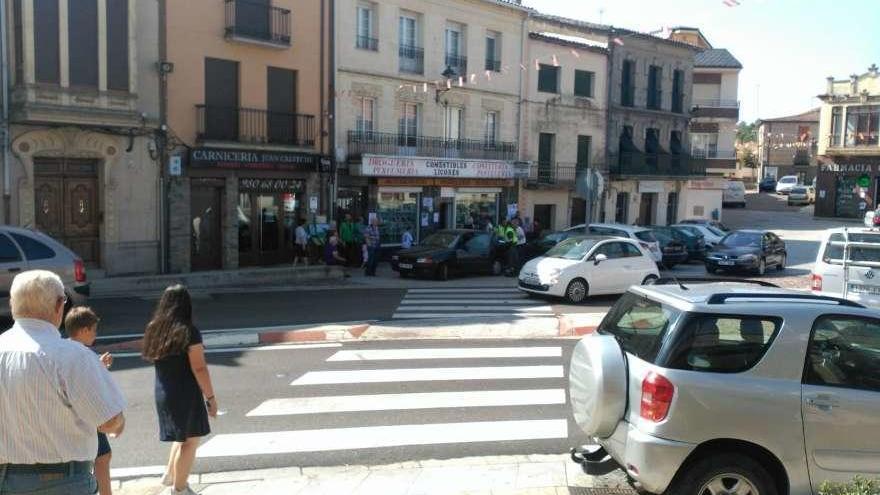 Cruce de peatones en la N-122 a su paso por Alcañices.