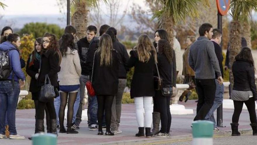 Amigas de la última joven fallecida, ayer, en el tanatorio de Alcobendas. / efe