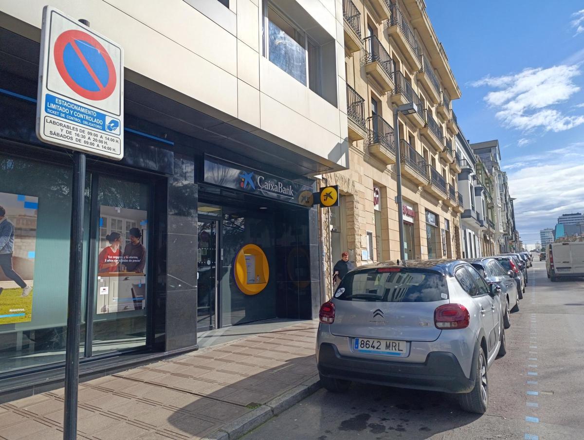 Coches aparcados en la zona azul de la Pola