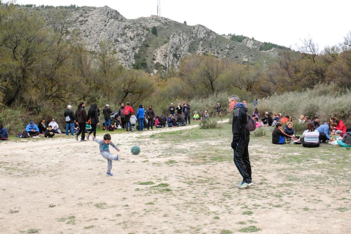 Recuperan la tradición de la «Mona» en el pantano
