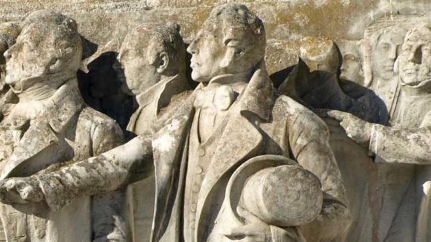 Escultura de Argüelles en el monumento a las Cortes de Cádiz.