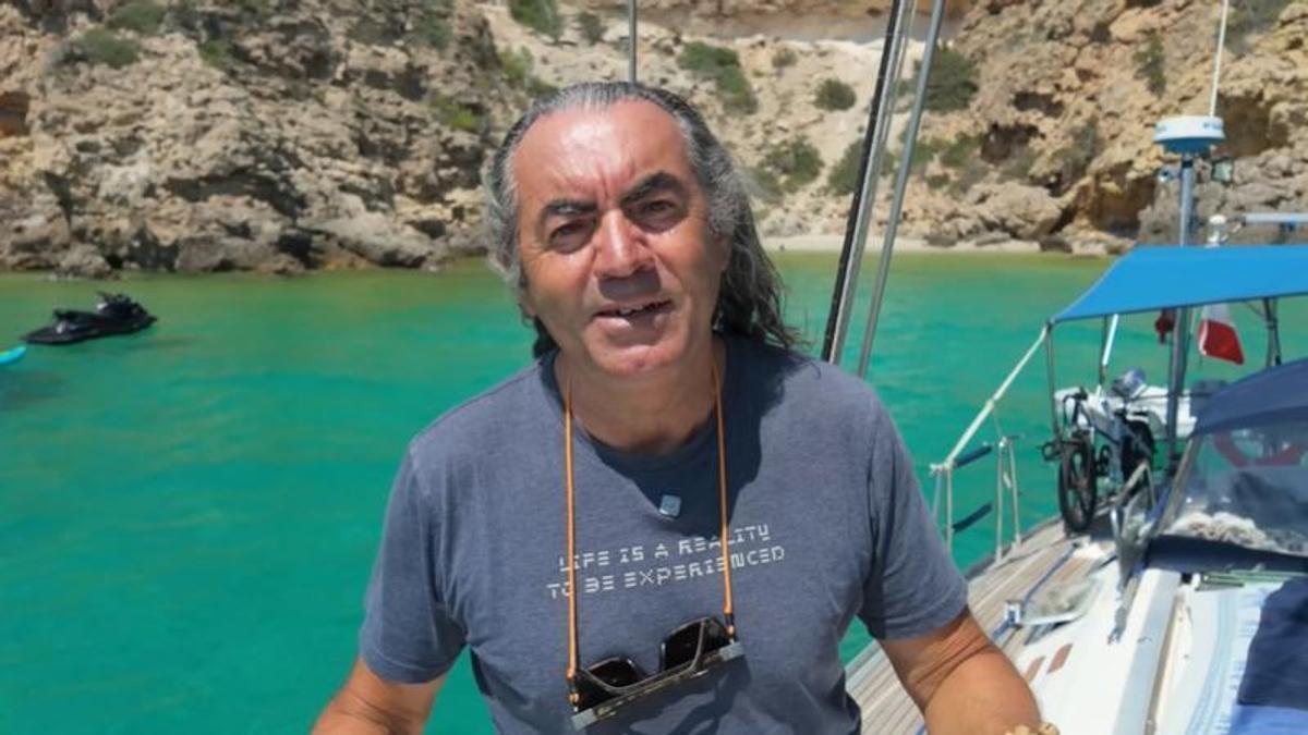 Roberto (66 años) superó un cáncer y lo dejó todo para vivir en un velero: Conozco gente aquí que paga 3.000 euros al mes por un apartamento de una habitación: es una locura