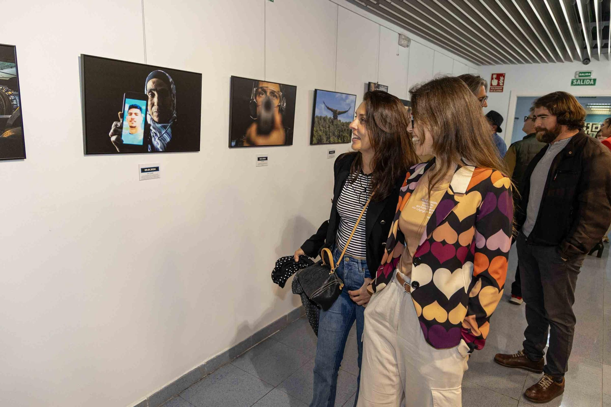 lleno total en la inauguración de INFotoperiodistas 2024,. un año de fotografía de prensa en Alicante