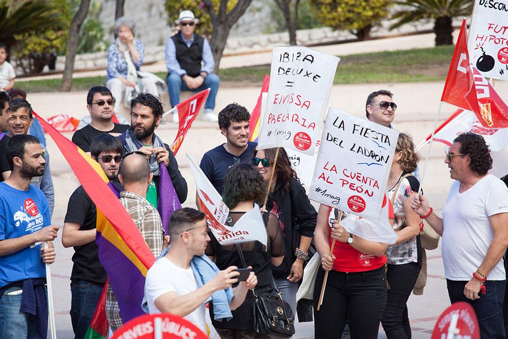 Unas 300 personas se han manifestado este mediodía en las calles de Ibiza con motivo del Primero de Mayo.