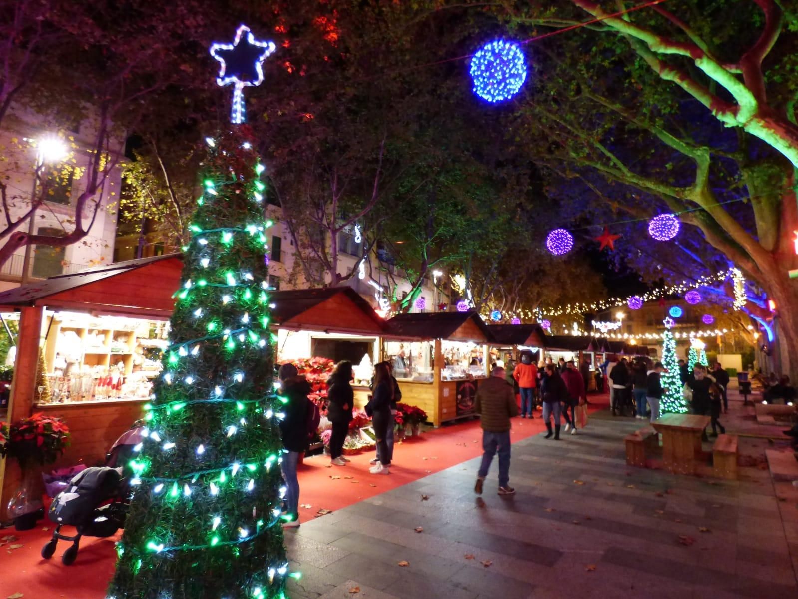 Figueres transforma els seus carrers i places en un conte de Nadal