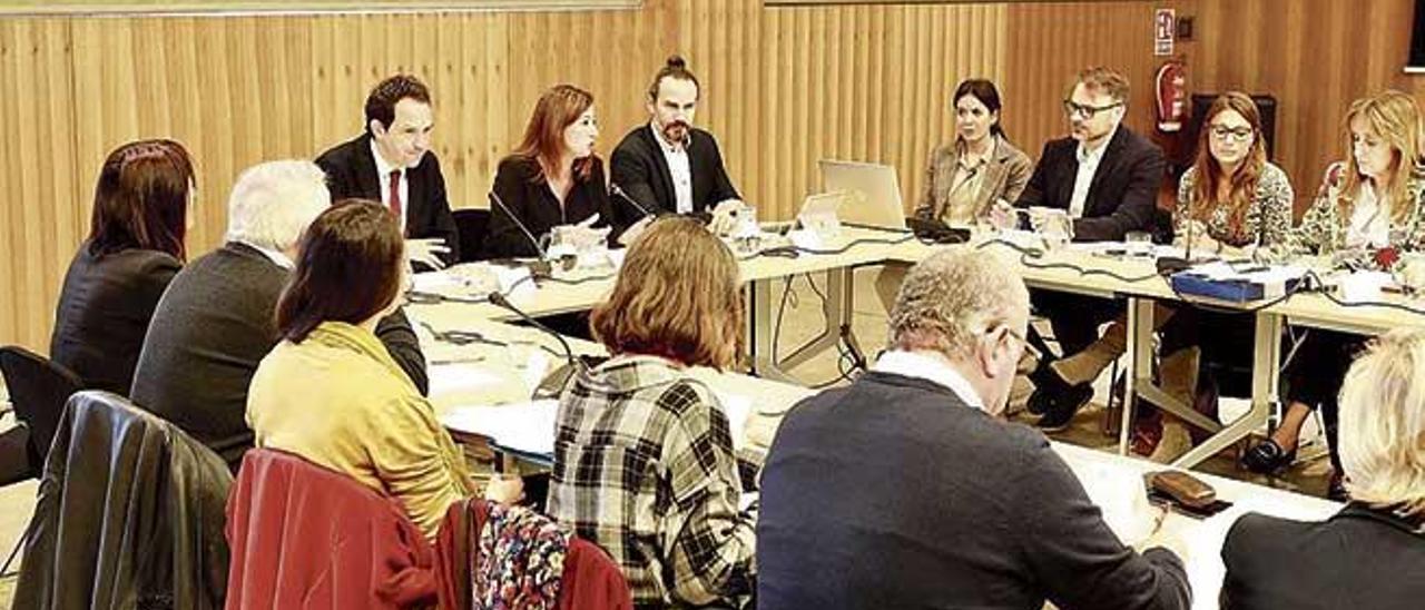 Imagen de archivo de una reunión de la Mesa de la Vivienda con la asistencia de Armengol.