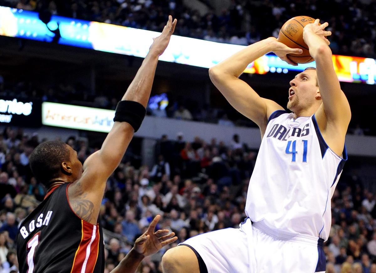 Dirk Nowitzki, en una acción ante Chris Bosh