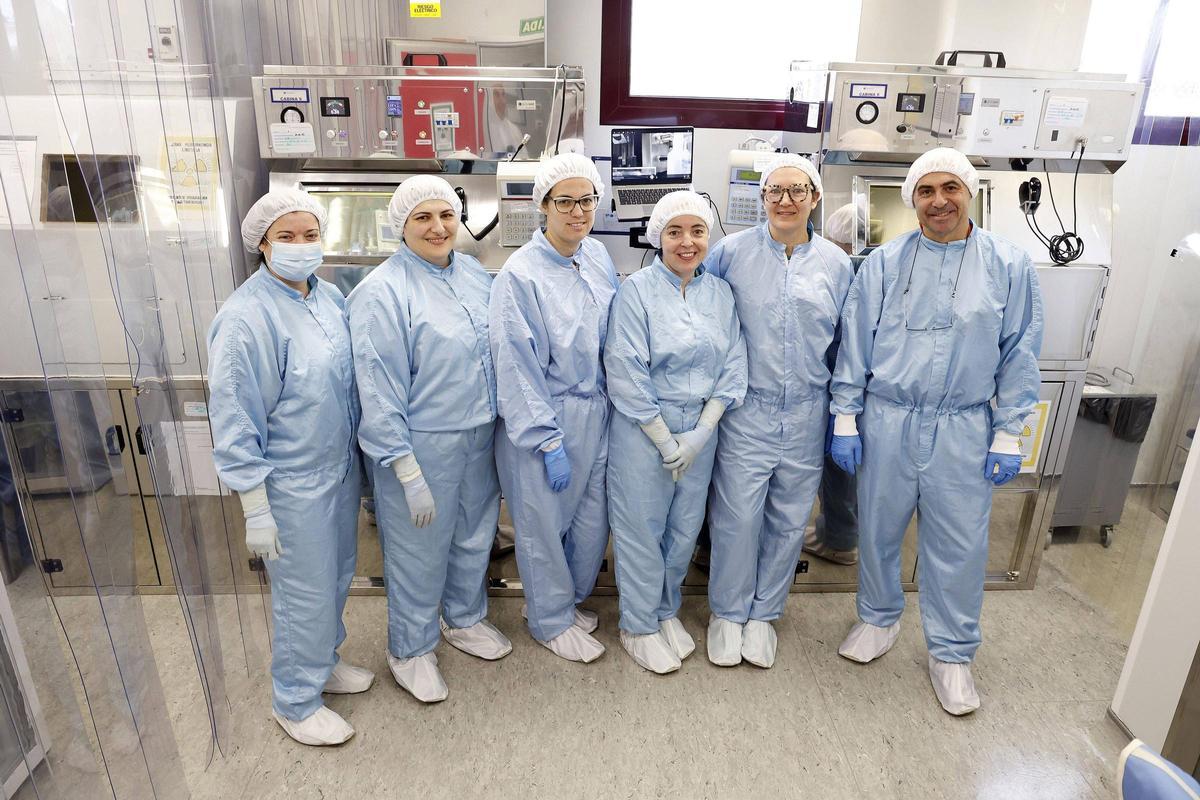 El personal técnico de la Unidad Central de Radiofarmacia de Galicia.