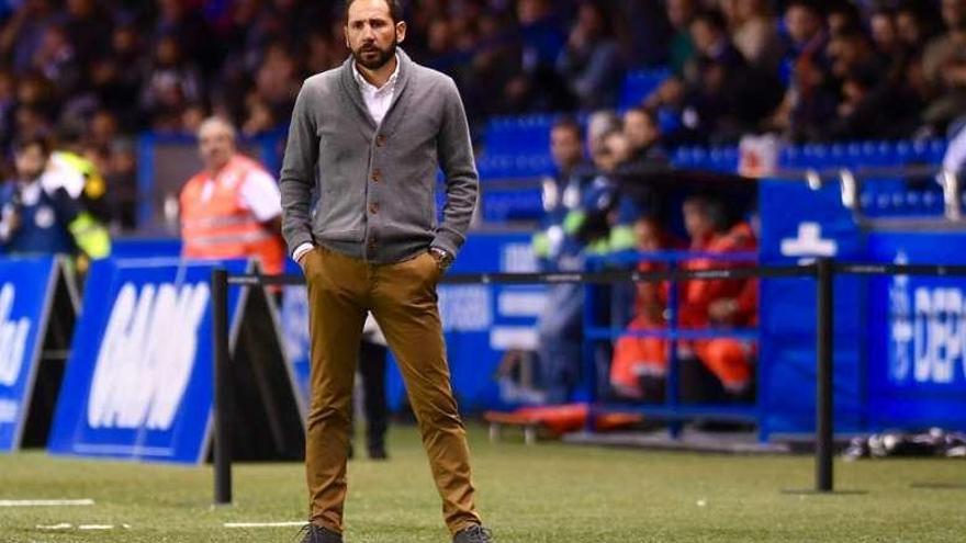 Pablo Machín, con las manos en los bolsillos, en su área técnica.