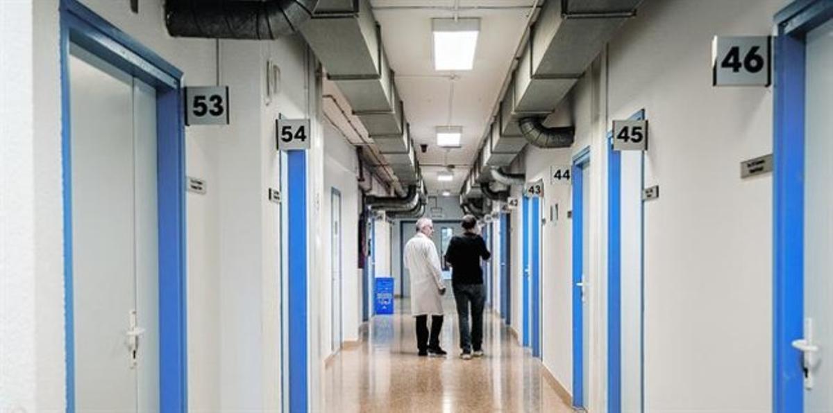 HOSPITAL PARC TAULÍ.El doctor Josep Moya, ambun pacient en un passadísdel recinte hospitalari. HOSPITAL PARC TAULÍ.El doctor Josep Moya, ambun pacient en un passadísdel recinte hospitalari.