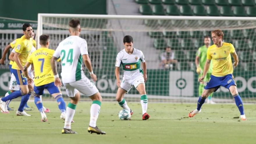 Jony conduce un balón ante el exfranjiverde Álex Fernández