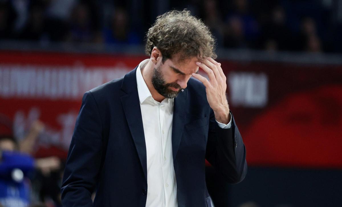 Grimau reflexiona durante el encuentro ante el Anadolu Efes donde su equipos acabó apalizado