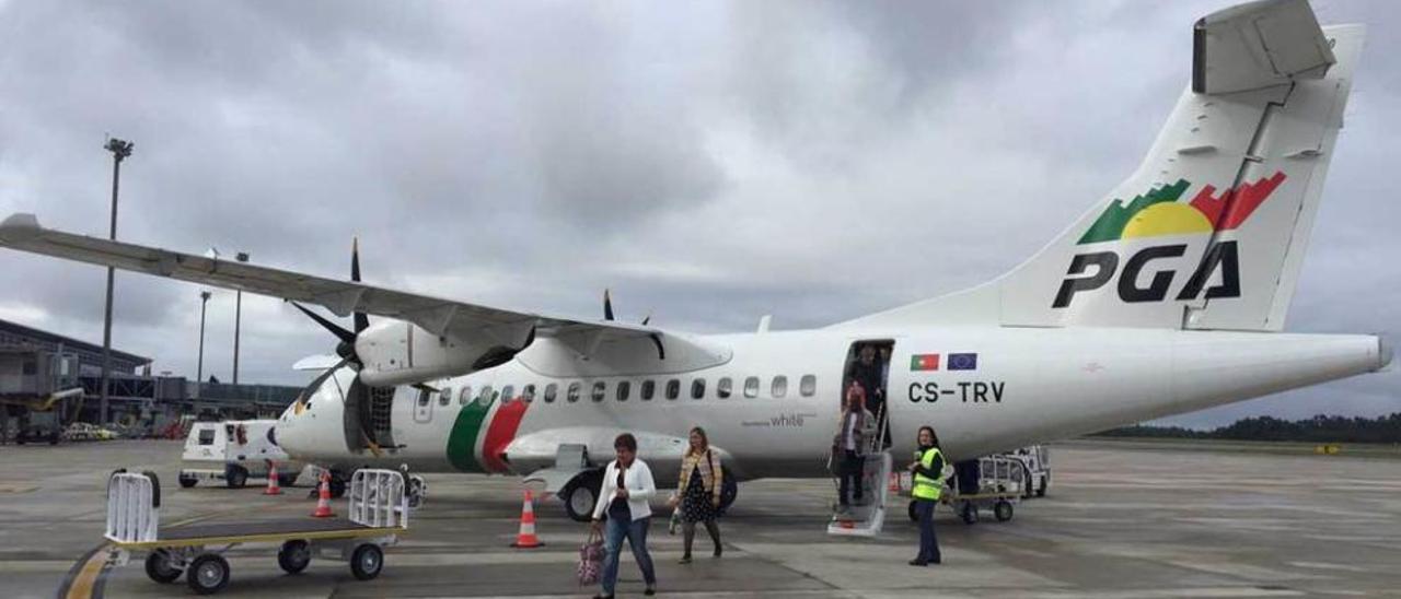 Un avión de la ruta entre Asturias y Lisboa, en la terminal de Santiago del Monte.